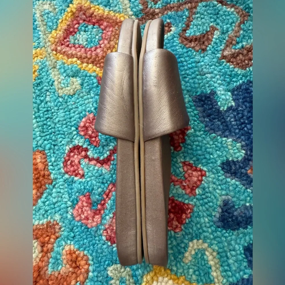 Beek Gallito Slide Sandals Leather Slip On- 9. Worn twice. EUC. Gorgeous bronze! - Picture 4 of 5